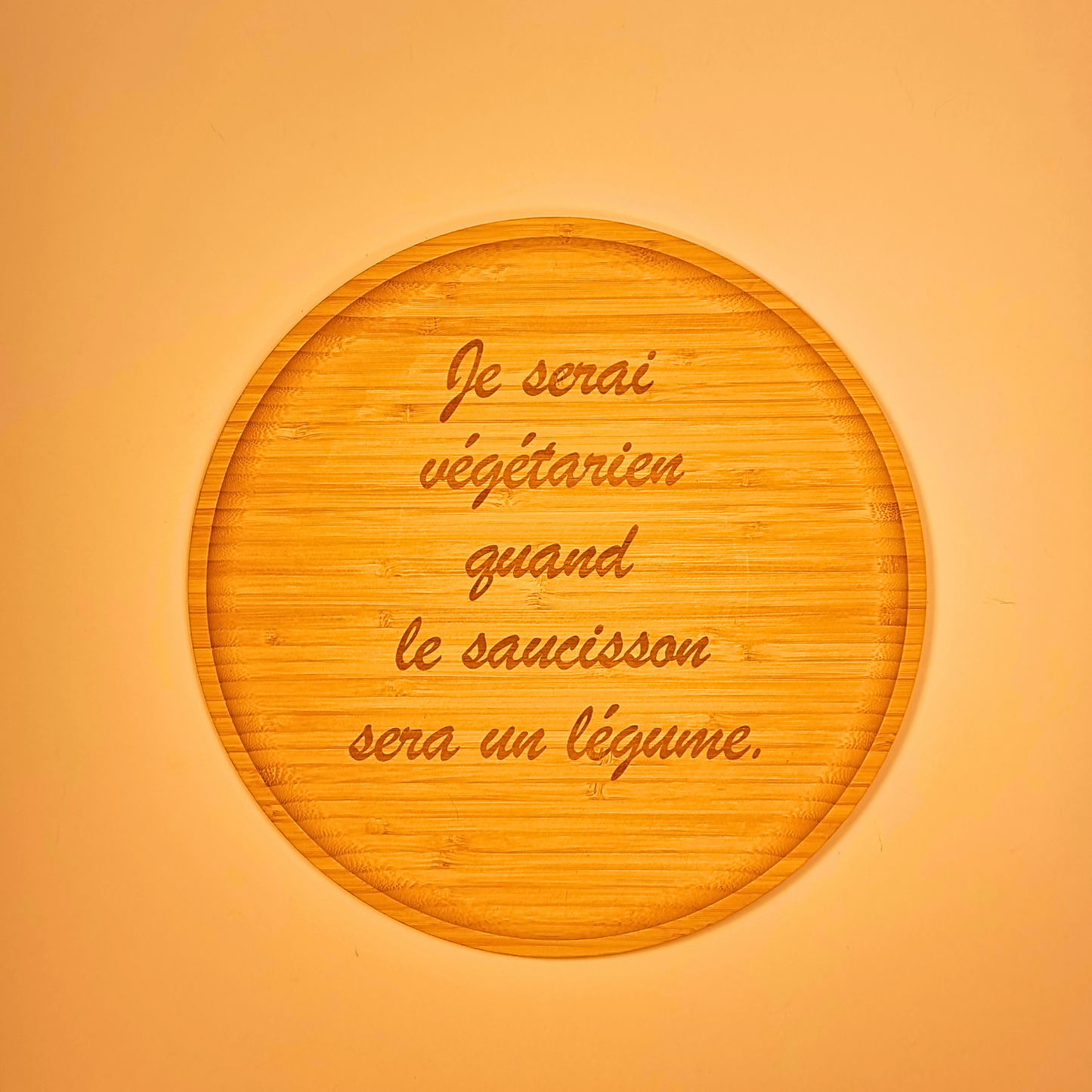Assiette en bambou gravée "Je serai végétarien quand le saucisson sera un légume"