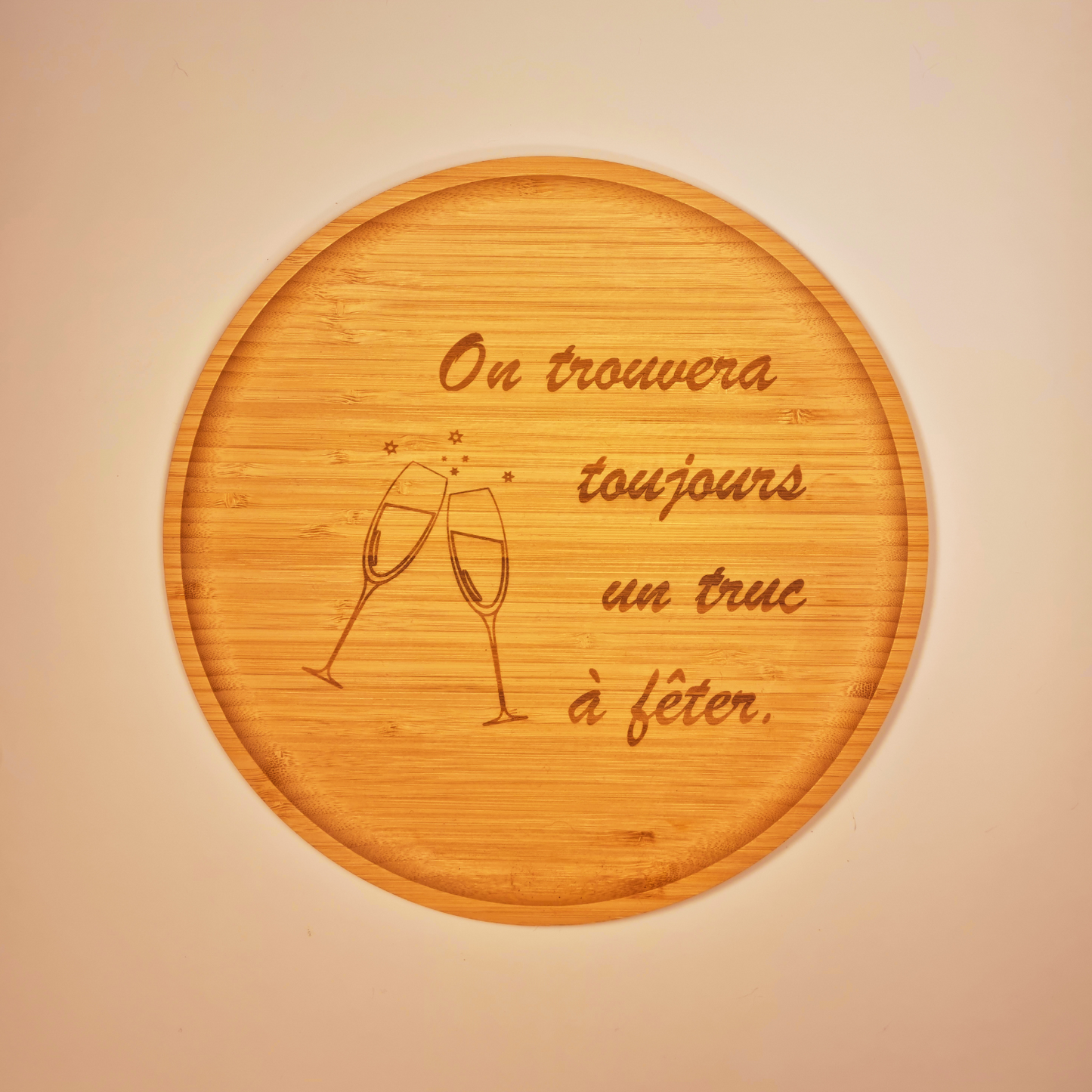 Assiette en bambou gravée "On trouvera toujours un truc à fêter"