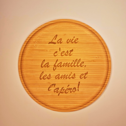 Assiette en bambou gravée "La vie c'est la famille, les amis et l'apéro"