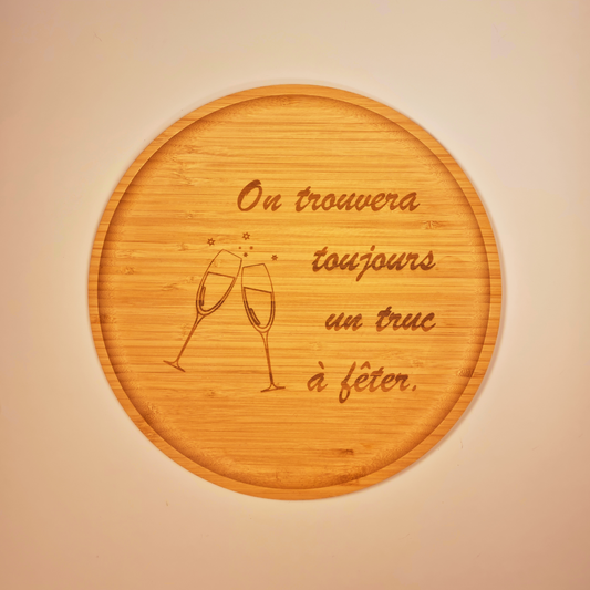 Assiette en bambou gravée "On trouvera toujours un truc à fêter"